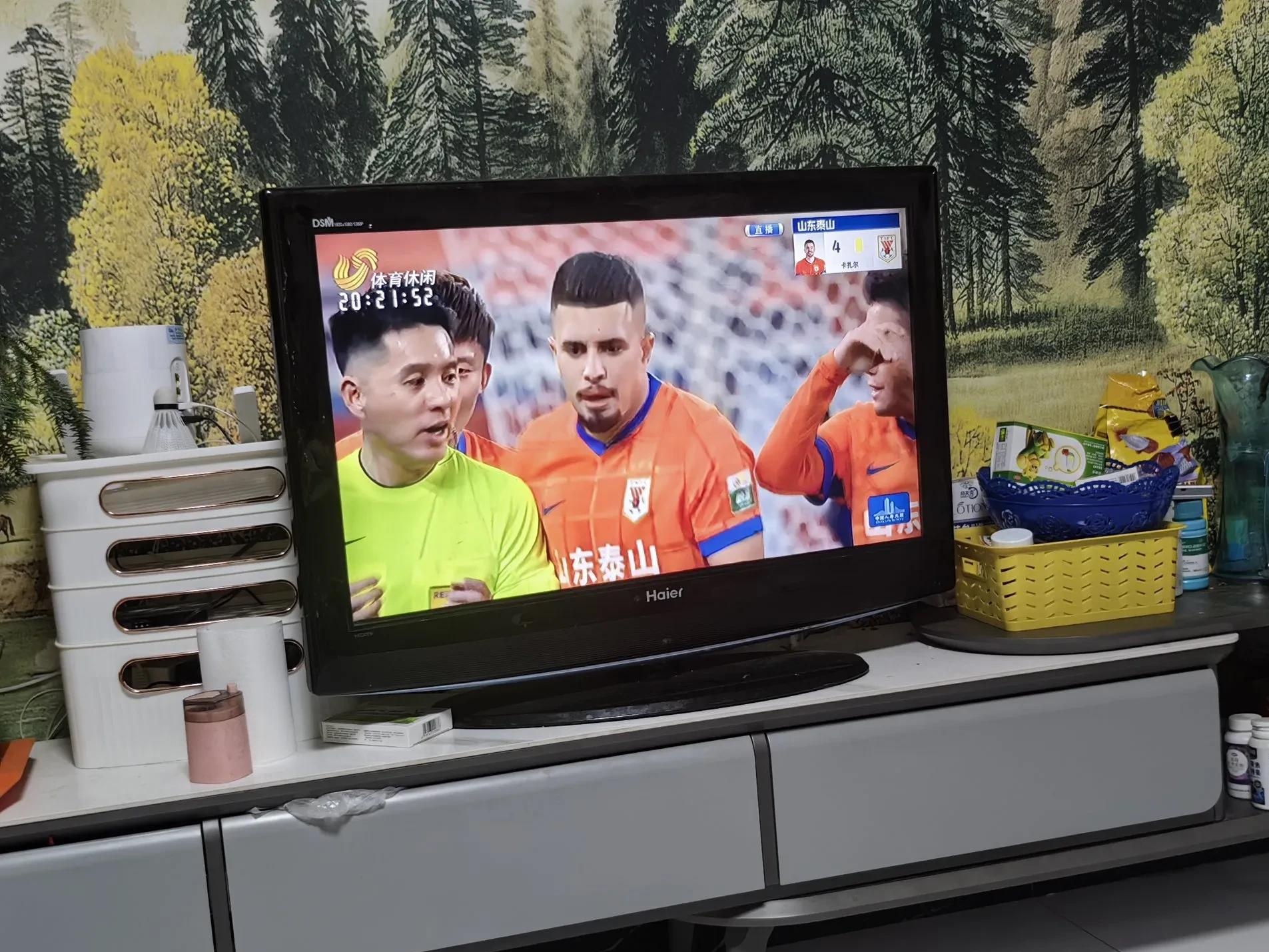 九游娱乐- 欧联今夜走向成谜；山东泰山造点机会；球迷炸锅；控场能力受关注